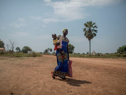 Akuac Chan, de 16 años, y su hija de 21 meses han recorrido varios kilómetros para obtener un diagnóstico médico de su dolencia, algo común en Sudán del Sur.