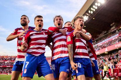 Los futbolistas del Granada CF celebran un tanto en un partido contra el Real Oviedo, el pasado marzo