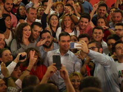 El candidato del PSOE, Pedro Sánchez, junto a la líder de los socialistas andaluces, Susana Díaz, en el acto de inicio de campaña en Sevilla.