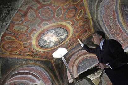 Un arqueólogo muestra uno de los frescos descubiertos gracias al láser en las catacumbas de Santa Tecla.