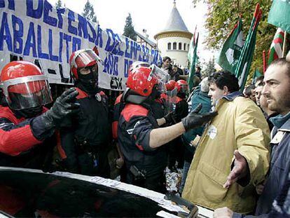 La Ertzaintza controla una concentración de los huelguistas de Caballito ante Ajuria Enea en 2004.