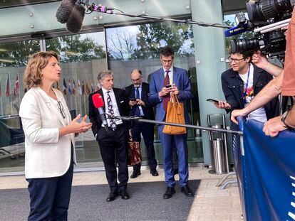 La vicepresidenta y ministra para la Transición Ecológica, Teresa Ribera, a su llegada al consejo de ministros de Energía en Luxemburgo, este lunes. EFE/Javier Albisu