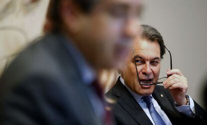 Artur Mas, junto a Francesc Homs,durante la reunión del Govern