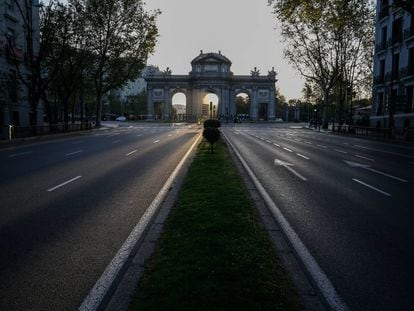 La Puerta de Alcalá sin tráfico este Sábado Santo.
