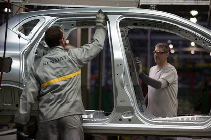 Operarios en la factoría de Renault en Valladolid.