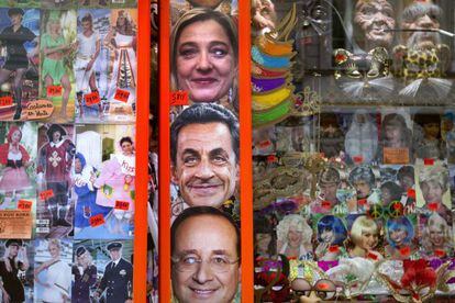 Una tienda muestra tres máscaras con los rostros de Marine Le Pen, Nicolas Sarkozy y François Hollande.