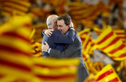 Artur Mas, derecha, y Antoni Duran i Lleida, en el mitin de final de campaña de CiU en el Palau Sant Jordi de Barcelona.