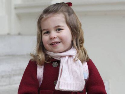 La princesa Carlota de Cambridge en le palacio de Kensington antes de su primer día de colegio en Londres.