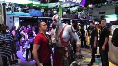 Un periodista posa con un modelo del personaje Kratos de 'God of war'.