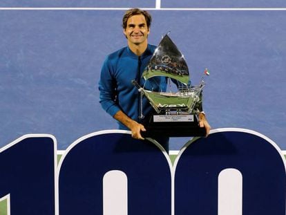 Federer posa con el trofeo de Dubái, el 100 de su carrera.