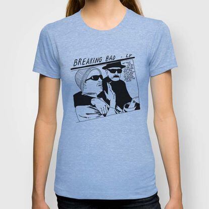 Cuando Raymond Pettibon se encontró con Heisenberg. Carolin Wach reformula la portada de Sonic Youth para idear una camiseta de Breaking Bad. La puedes encontrar en Society 6 por unos 16 euros.