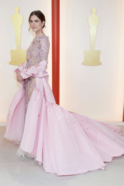 La actriz Allison Williams, espectacular con un vestido semitransparente con capa rosa de gran volumen de Giambattista Valli.
