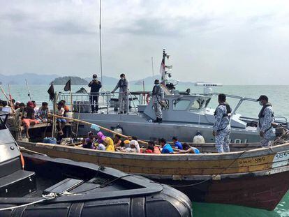 La Marina de Malasia intercepta una patera de rohinyás que huyeron de Myanmar el pasado 3 de abril.