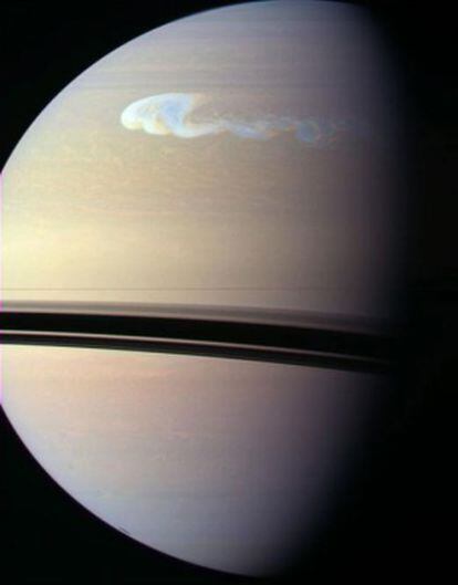 Fotografías de Saturno con una tormenta en el hemisferio Norte (izquierda) y del suelo de Titán, captado por la Huygens, en color real.