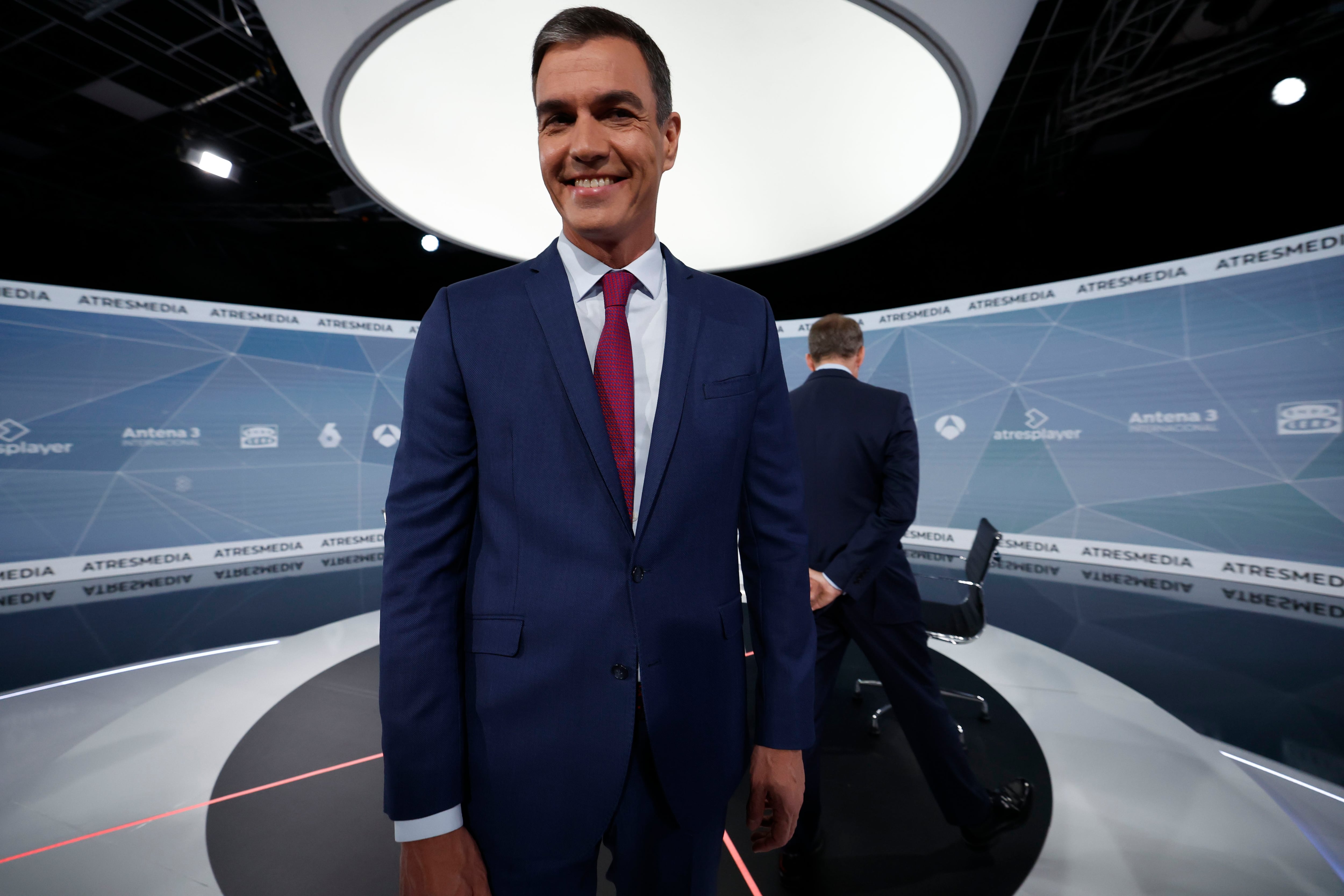 MADRID , 10/07/2023.- Los candidatos a la presidencia del Gobierno, el socialista Pedro Sánchez (primer plano) y el popular Alberto Núñez Feijoo (detrás), antes de iniciar el debate electoral hoy lunes en Madrid. EFE/ Juanjo Martín.
