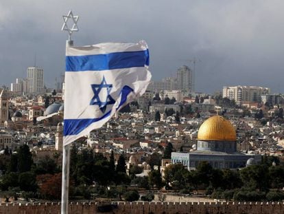 Una bandera de Israel, con Jerusal&eacute;n al fondo, en diciembre.