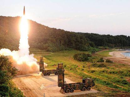 Corea del Sud llança un míssil durant els seus exercicis en resposta a la prova atòmica del Nord.