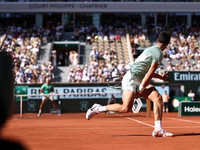 Alcaraz laza un ‘willy’ durante el partido contra Musetti en la central de Roland Garros.