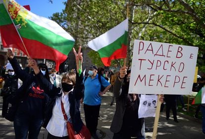 Protesta en Sofía después de que el presidente de Bulgaria, Rumen Radev, anunciara que disolverá el Parlamento.
