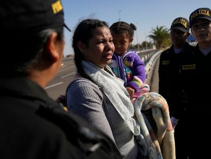 Una migrante venezolana llora al ser detenida en Tacna (Perú) el 28 de abril 2023.