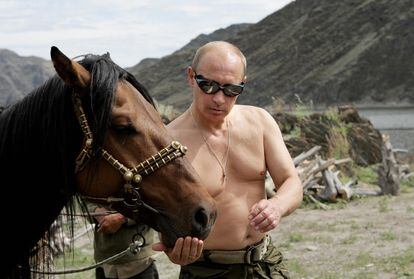 Putin, junto a un caballo durante unas vacaciones en Kyzyl (Siberia) en 2009.