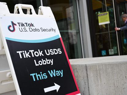 Logo de TikTok ante las oficinas de la red social en Culver City, en California