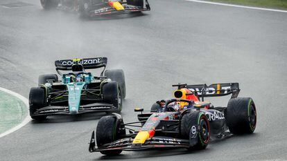 Max Verstappen y Fernando Alonso, durante el GP de los Países Bajos de este domingo.