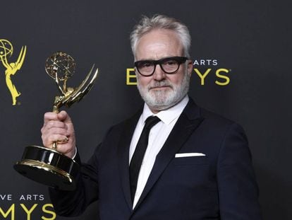 Bradley Whitford ganó el Emmy a mejor actor invitado en un drama por 'El cuento de la criada'.