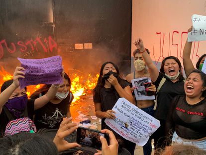 Grupos feministas protestaron el lunes, por los feminicidios de dos mujeres en Cancún.