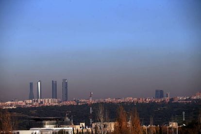 Contaminación en Madrid en diciembre de 2015, desde la autovía de A Coruña.