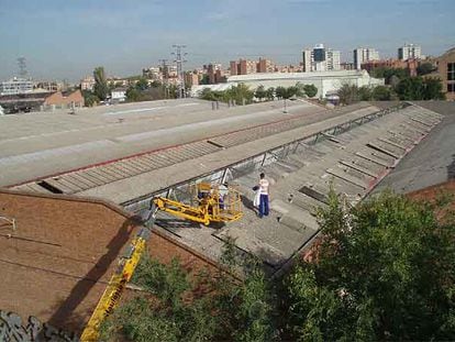 Desmontaje de placas de tejado con amianto en una nave industrial.