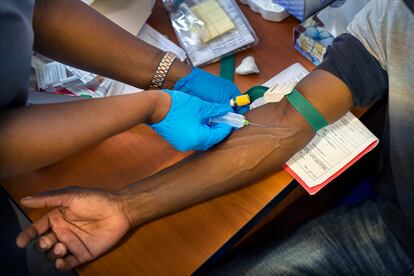 Extracción de sangre de un paciente en ensayos clínicos para la vacuna de AstraZeneca en una clínica de Soweto (Suráfrica), el pasado 30 de noviembre.