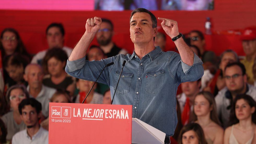 El secretario general del PSOE y presidente del Gobierno, Pedro Sánchez, interviene en un acto del partido en Dos Hermanas (Sevilla), este domingo.
