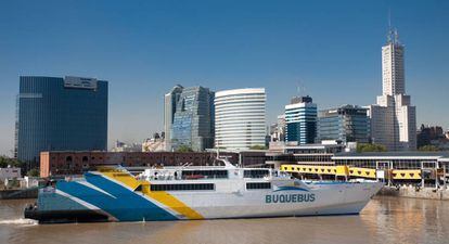 Uno de los &lsquo;ferries&rsquo;de Buquebus, el &lsquo;Albayzin&rsquo;, en el puerto de Buenos Aires.&nbsp;