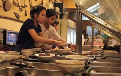 Mitad restaurante, mitad &#039;tea house&#039; callejera, Feel Myanmar Food se est&aacute; convirtiendo en parada obligatoria entre los turistas que visitan Yang&oacute;n.