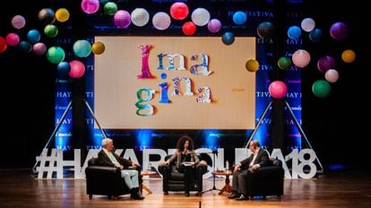 Mario Vargas Llosa, Leila Guerriero y Salman Rushdie, durante una charla en una imagen de archivo del Hay Festival de Arequipa.