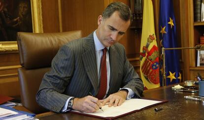 Felipe VI firma el real decreto de disoluci&oacute;n de las Cortes y convocatoria de elecciones generales el pasado 26 de octubre.