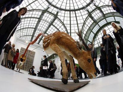 Una obra de Huang Yong Ping en el Gran Palais de París durante la pasada Feria Internacional de Arte Contemporáneo.