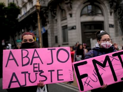 Manifestantes reclaman contra el acuerdo del Gobierno de Fernández con el FMI, en la Plaza de Mayo, el 14 de julio de 2022.