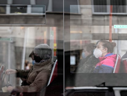 Personas con mascarilla en un autobús en Burgos, Castilla y León (España), el 21 de octubre.