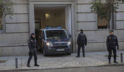 Furg&oacute;n de la Polic&iacute;a Nacional con exconsellers de la Generalitat de Cataluna entrando en el Tribunal Supremo. 