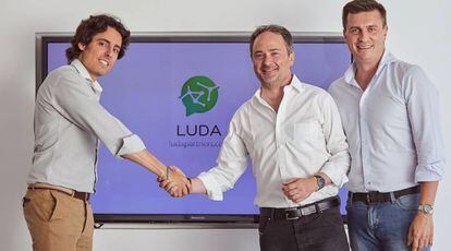 Luis Mart&iacute;n y Daniel de Carvajal, fundadores de Luda, con el ex director general de Amazon Espa&ntilde;a, Fran&ccedil;ois Nuyts.