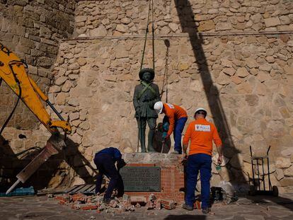 Los operarios de la Ciudad Autónoma de Melilla desmontan la estatua de Francisco Franco, este martes.