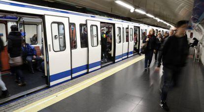 Interior de una estación de metro de Madrid.