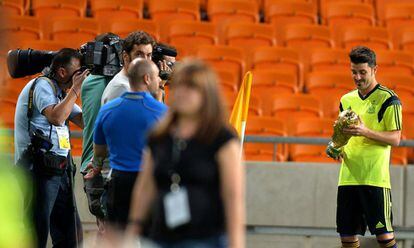 David Villa posa ante la prensa con la Copa del Mundo que ganó España en el Soccer City.