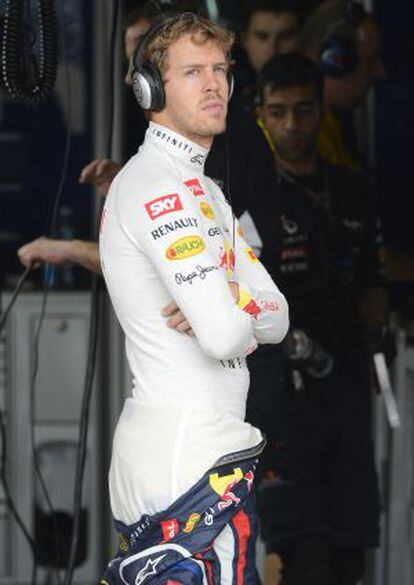 Sebastian Vettel, en el pit de Red Bull