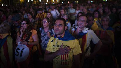 Un grupo de catalanes a favor de la independencia se concentraron a las puertas del Parlament para escuchar el discurso de Puigdemont.