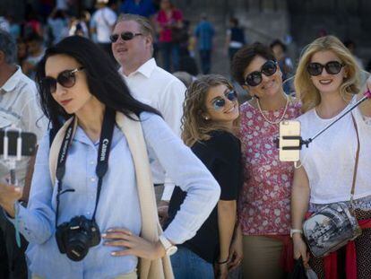 Un grupo de turistas haciéndose 'selfies' en Las Ramblas