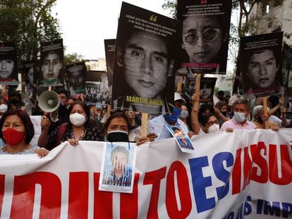 Familiares de víctimas desaparecidas durante el Gobierno de Alberto Fujimori se manifiestan en contra del fallo del Tribunal Constitucional.