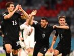 Munich (Germany), 23/06/2021.- Leon Goretzka (L) of Germany celebrates with teammates Kevin Volland (C) and Joshua Kimmich (R) after scoring the 2-2 equalizer during the UEFA EURO 2020 group F preliminary round soccer match between Germany and Hungary in Munich, Germany, 23 June 2021. (Alemania, Hungría) EFE/EPA/Lukas Barth-Tuttas / POOL (RESTRICTIONS: For editorial news reporting purposes only. Images must appear as still images and must not emulate match action video footage. Photographs published in online publications shall have an interval of at least 20 seconds between the posting.)